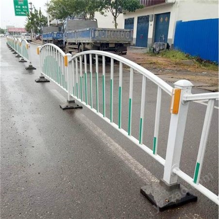 仁久山西马路中间分流护栏 市政道路围栏 静电喷塑城市道路护栏
